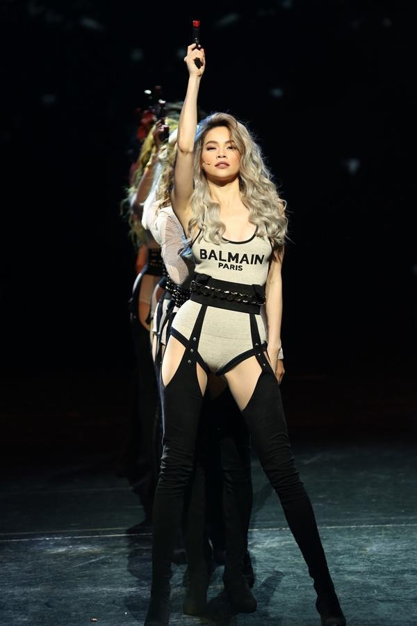 Diễn quá sung, Hà Hồ lộ gần hết vòng 3 trên sân khấu-13