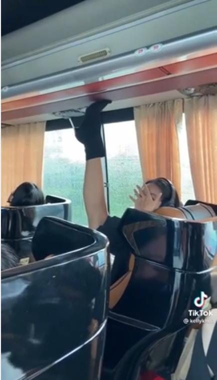 Thí sinh Hoa Hậu Hoàn vũ ngồi phản cảm, chân dài mà nết ngắn-2