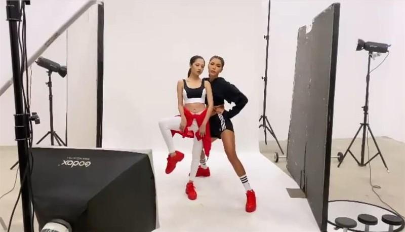 Hoa hậu Thùy Tiên chụp ảnh dáng tấu hài nhưng lý do thì điểm 10!-9