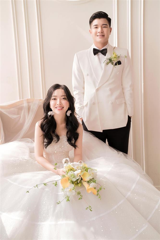 Photoshop còng lưng giúp Chinh Đen tẩy trắng ảnh cưới-1