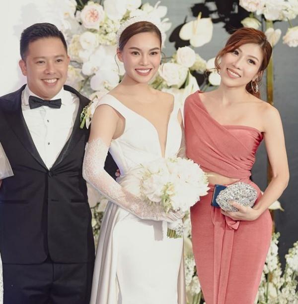 Cạn lời muôn kiểu mặc lố của sao Việt tại đám cưới đồng nghiệp-7