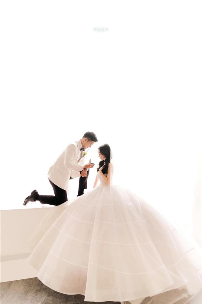 Photoshop còng lưng giúp Chinh Đen tẩy trắng ảnh cưới-12