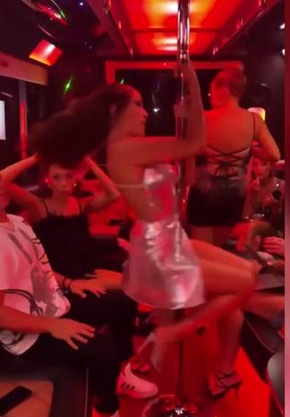 SỐC: Hoa hậu đình đám múa cột, quên nội y lộ bàn tọa-1