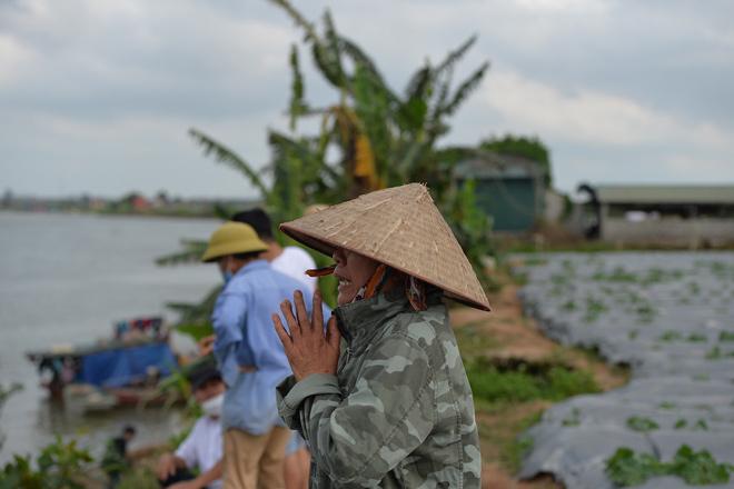 Người thân cũng có mặt dọc ven sông Thái Bình để cầu bình an đến với 3 mẹ con chị T.