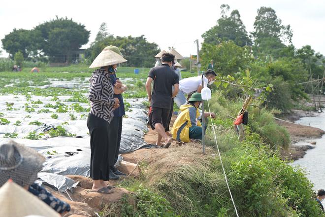 Hơn 14h chiều 9/6, mẹ chồng của chị T. có mặt tại bờ sông Thái Bình theo dõi tìm kiếm và khóc nấc gọi tên con cháu. “Con ơi, cháu ơi về với bà đi, sao lại ra nỗng nỗi này”, mẹ chồng chị T. nghẹn ngào.