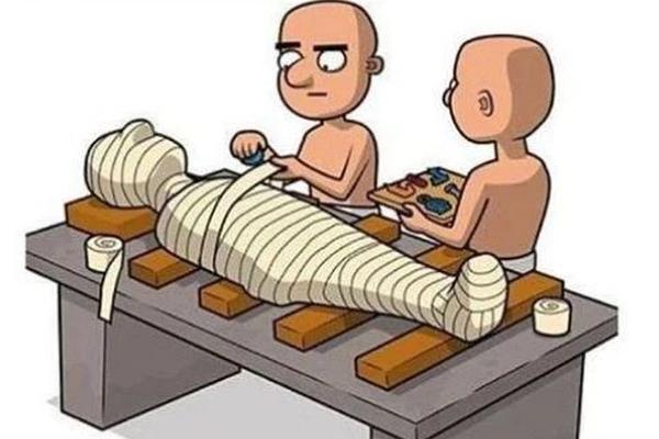 Hòn đá dát vàng khổng lồ cheo leo trên vách đá hàng thế kỷ không rơi-6