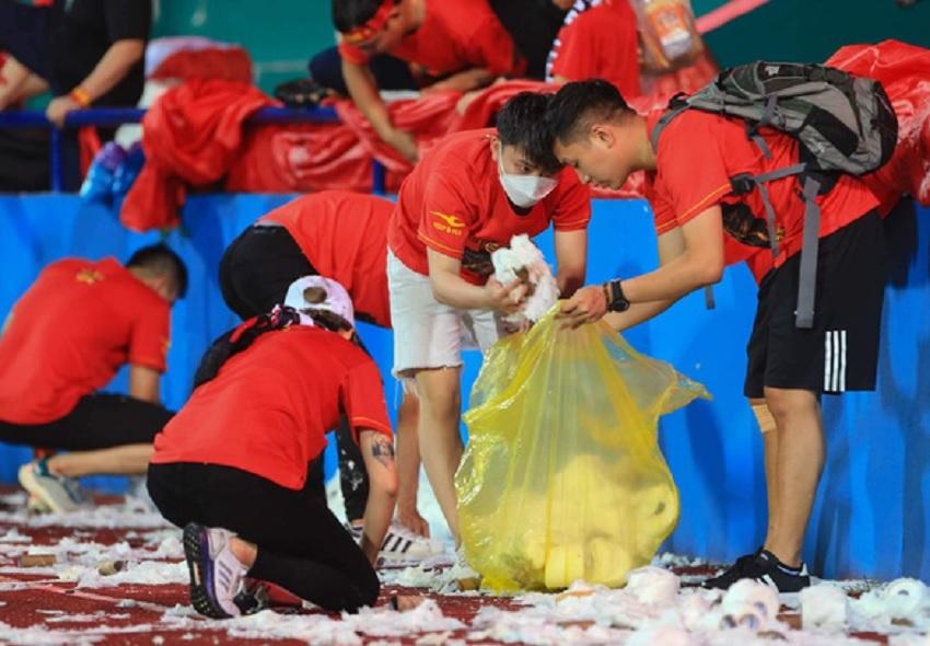 Mưa giấy vệ sinh trên sân Việt Trì: Hội trưởng CĐV Phú Thọ lên tiếng-4