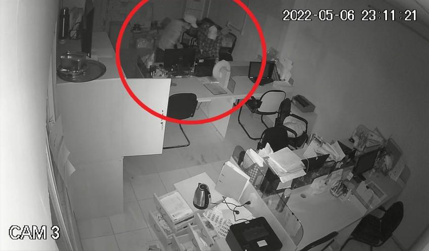 Clip: Thieves broke into a company in Ho Chi Minh City, taking assets of more than 200 million-2