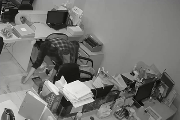 Clip: Thieves broke into a company in Ho Chi Minh City, taking assets of more than 200 million VND