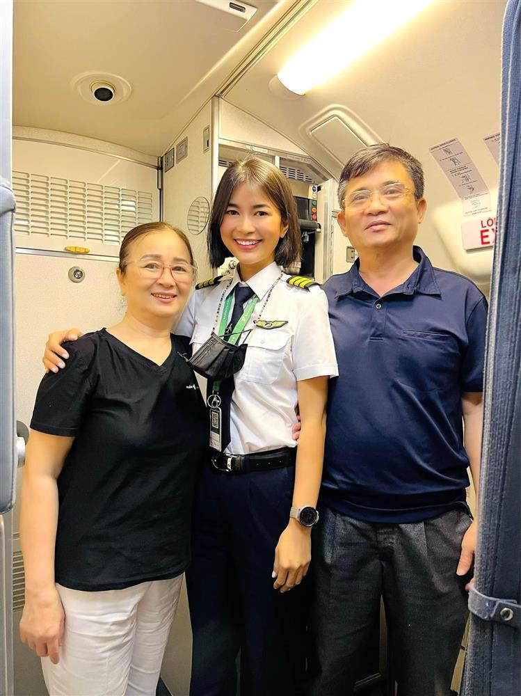 Nữ diễn viên Việt đầu tiên làm phi công nói gì về mức lương tỷ đồng?-2