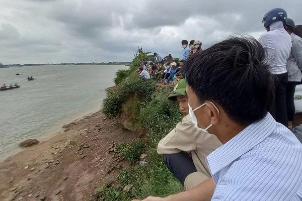 Phát hiện thi thể đang phân hủy, không đầu không tay trôi sông-2