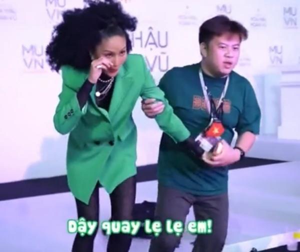 HHen Niê gây cười vì ngủ bất chấp khi làm giám khảo hoa hậu-3