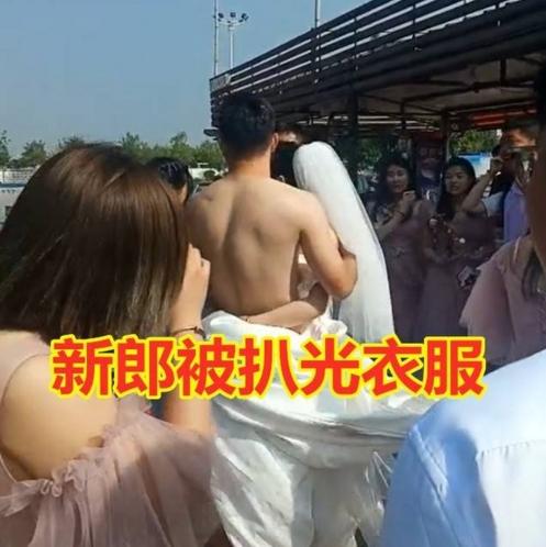 Chú rể bị lột sạch đồ giữa đám cưới, cô dâu hành động mạnh bảo vệ chồng-1