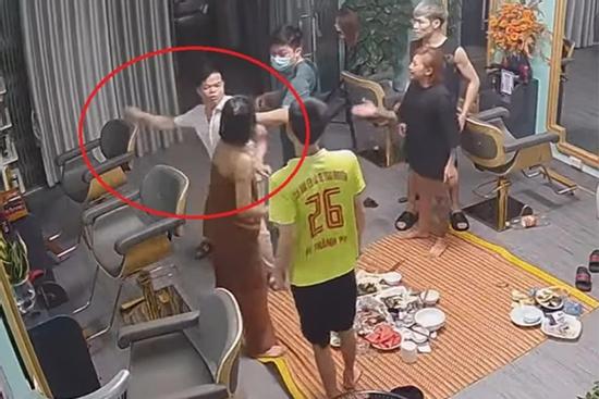 Cách chức, cho ra khỏi ngành phó công an phường đánh phụ nữ