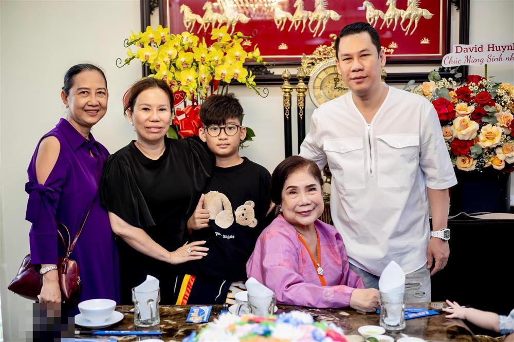 Rarely Le Quyen's son appeared with his paternal family-2