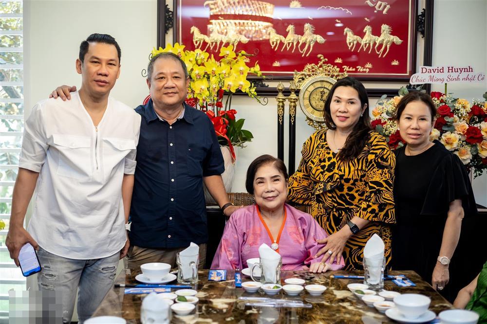 Con trai Lệ Quyên hiếm hoi xuất hiện cùng gia đình nhà nội-3