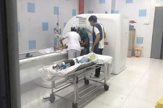 Bé trai 8 tuổi ngã đập đầu vào bục giảng chấn thương não