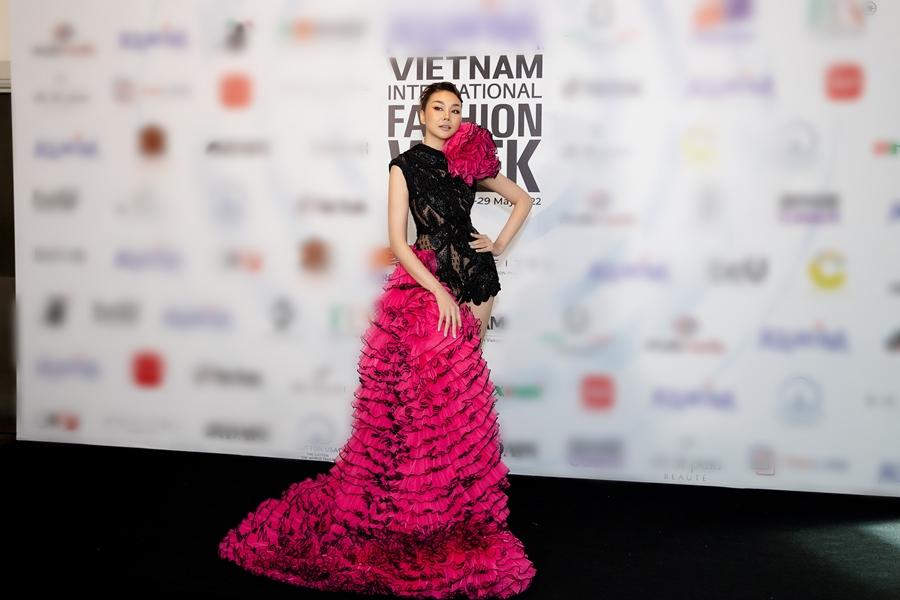 Thanh Hằng chặt đẹp Miss Universe 2021 khi đụng hàng-1