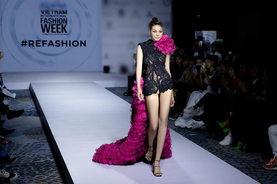 Thanh Hằng chặt đẹp Miss Universe 2021 khi đụng hàng-3