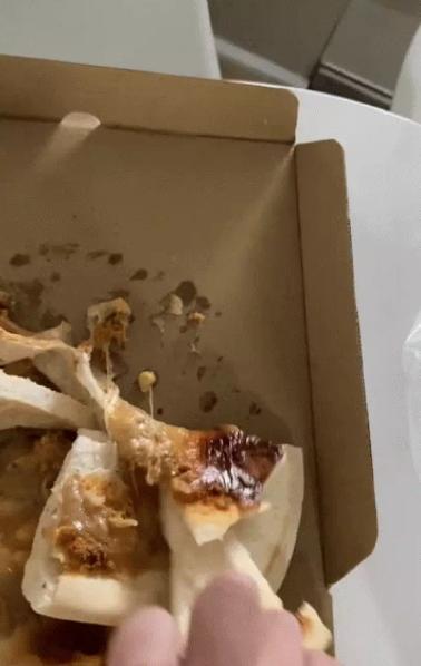 Tranh cãi ầm ĩ chiếc pizza dính chặt trên nắp hộp, rơi hết topping-1