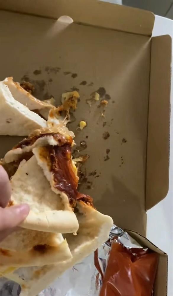 Tranh cãi ầm ĩ chiếc pizza dính chặt trên nắp hộp, rơi hết topping-2