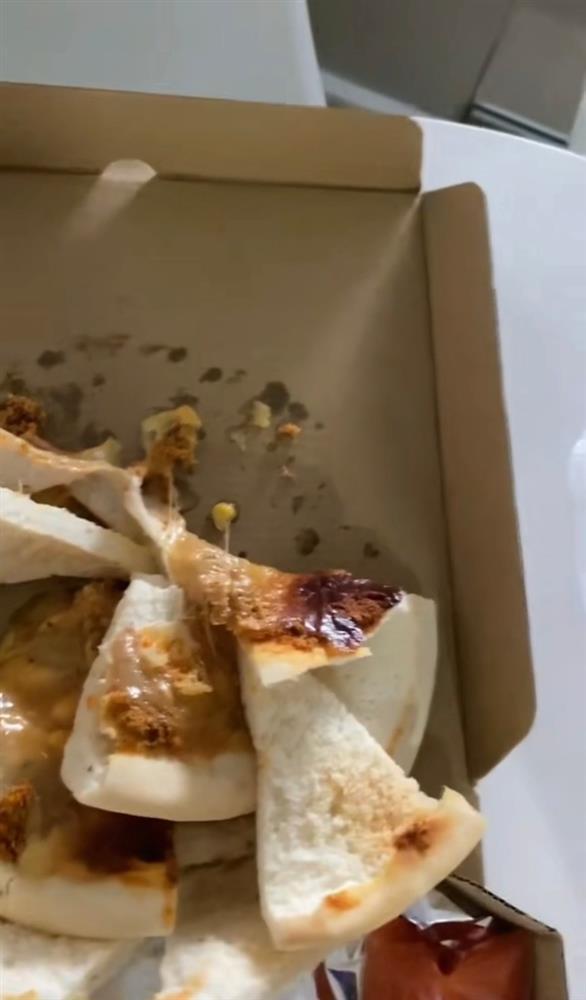 Tranh cãi ầm ĩ chiếc pizza dính chặt trên nắp hộp, rơi hết topping-3