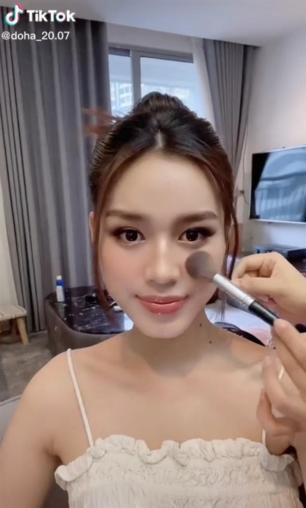 Hoa hậu Đỗ Thị Hà make up lồng lộn, nổi bần bật trong phòng thi-1