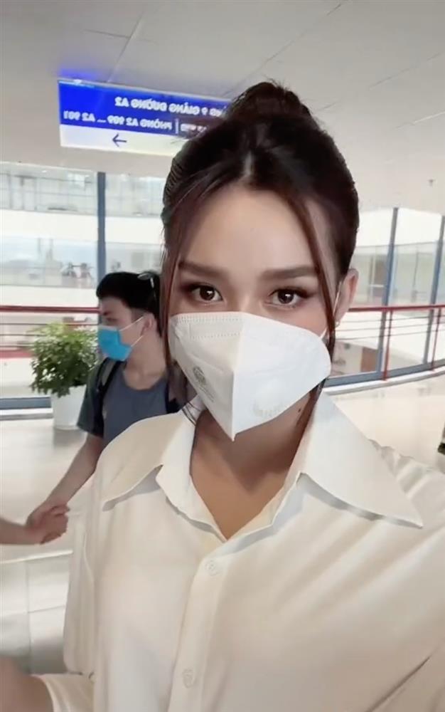 Hoa hậu Đỗ Thị Hà make up lồng lộn, nổi bần bật trong phòng thi-4