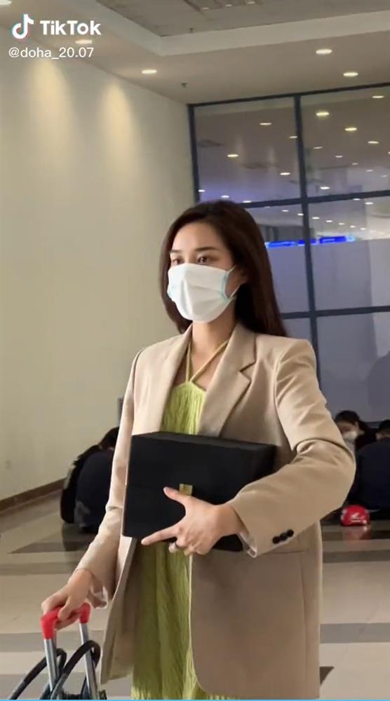Hoa hậu Đỗ Thị Hà make up lồng lộn, nổi bần bật trong phòng thi-8