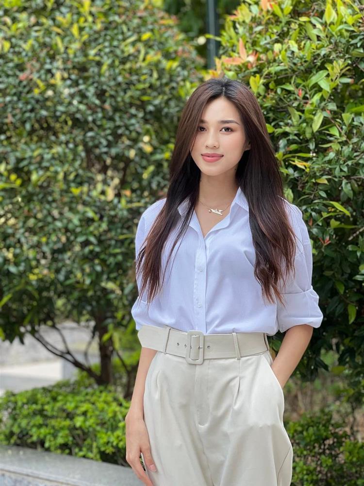 Hoa hậu Đỗ Thị Hà make up lồng lộn, nổi bần bật trong phòng thi-9