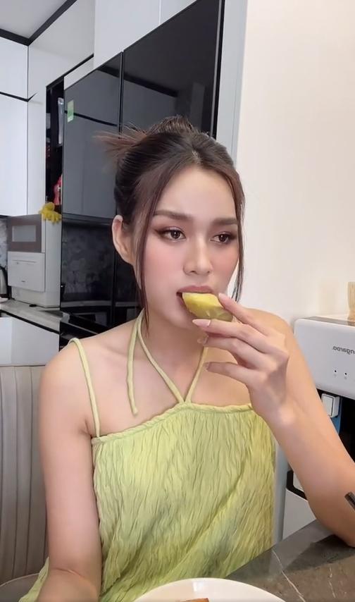 Hoa hậu Đỗ Thị Hà make up lồng lộn, nổi bần bật trong phòng thi-5