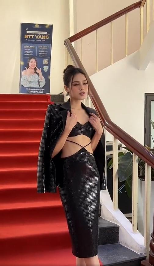 Hoa hậu Đỗ Thị Hà make up lồng lộn, nổi bần bật trong phòng thi-6