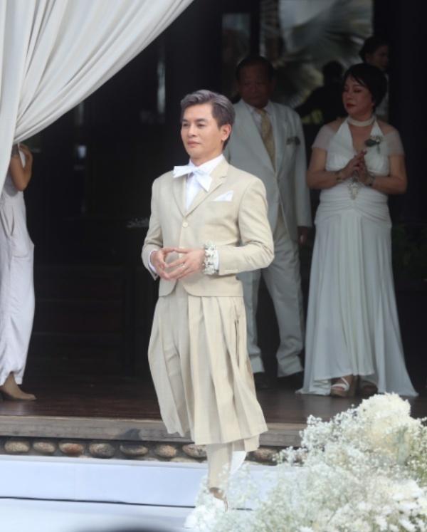 Nào chỉ mặc váy, Nam Trung đi giày 10cm catwalk nhoay nhoáy-2