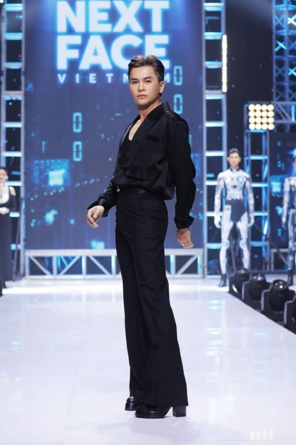 Nào chỉ mặc váy, Nam Trung đi giày 10cm catwalk nhoay nhoáy-7