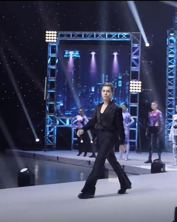 Nào chỉ mặc váy, Nam Trung đi giày 10cm catwalk nhoay nhoáy-4