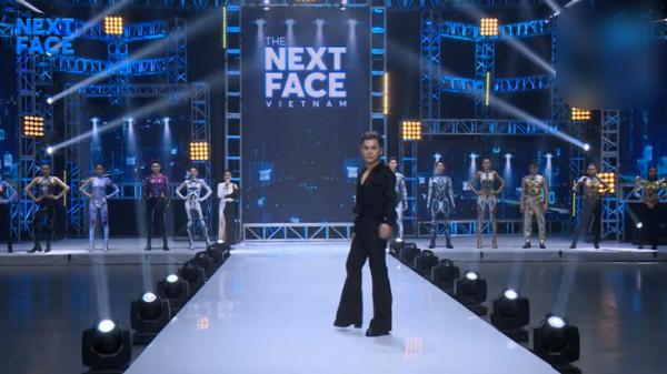 Nào chỉ mặc váy, Nam Trung đi giày 10cm catwalk nhoay nhoáy-5