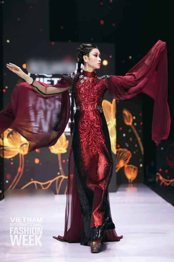 Nào chỉ mặc váy, Nam Trung đi giày 10cm catwalk nhoay nhoáy-10