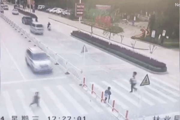 TP.HCM: Ô tô đâm loạt xe máy trên phố, người bị thương nằm la liệt-3