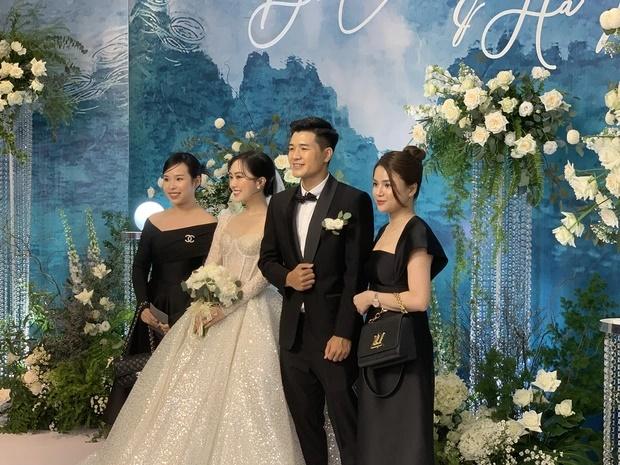 At Duc Chinh's wedding, Cong Phuong's wife revealed her round appearance-1