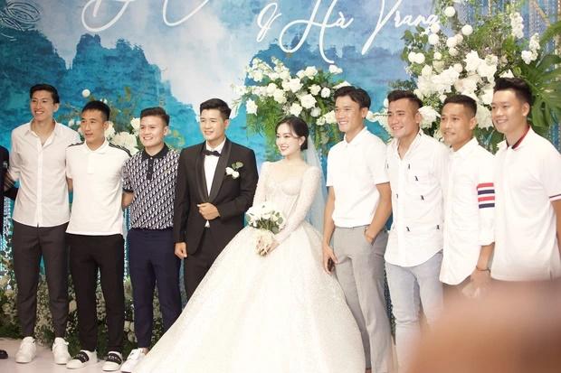 Laughing, Duc Chinh's face was as tight as a string when standing next to his beautiful wife-1