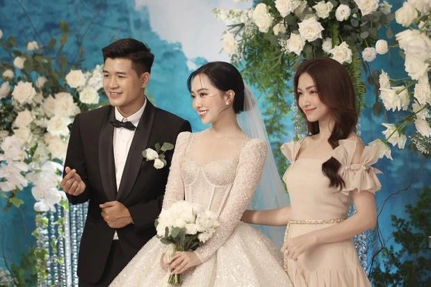 Laughing, Duc Chinh's face was as tight as a string when standing next to his beautiful wife-2