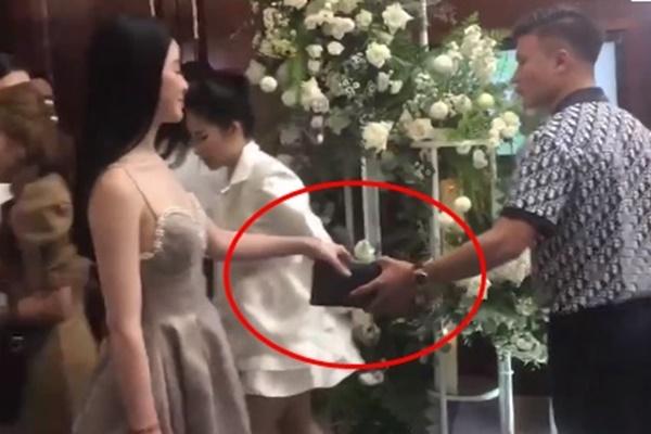 The moment of love between Quang Hai and his girlfriend at Duc Chinh’s wedding
