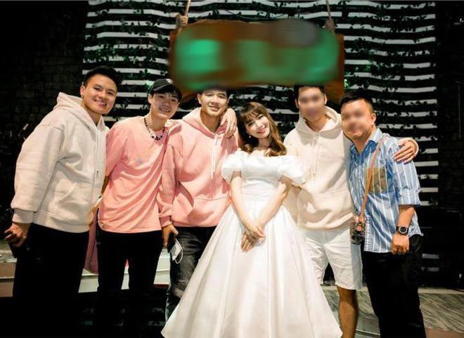 Hoa Minzy went to Duc Chinh's wedding, how close is the relationship? -5