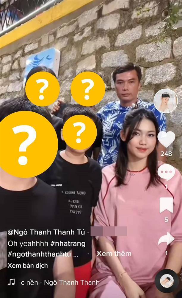 Con trai Á hậu Thanh Tú băng bó, nằm giường bệnh khi đi du lịch-5