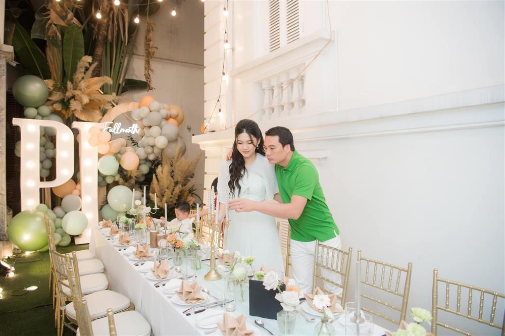 Con trai Á hậu Thanh Tú băng bó, nằm giường bệnh khi đi du lịch-6