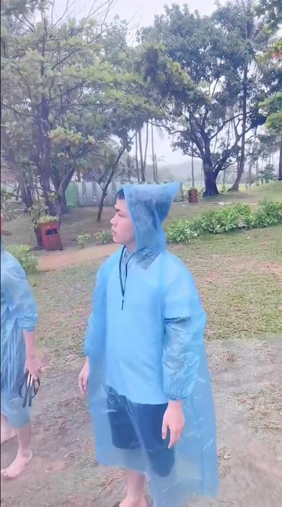 Tiết kiệm cả năm đi Phú Quốc rồi thẫn thờ khóc nấc trong giông bão-1