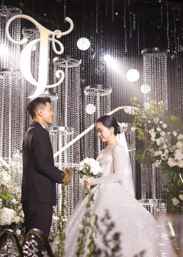 Close to 2 wedding dresses costing nearly 1 billion of Ha Duc Chinh's wife-4