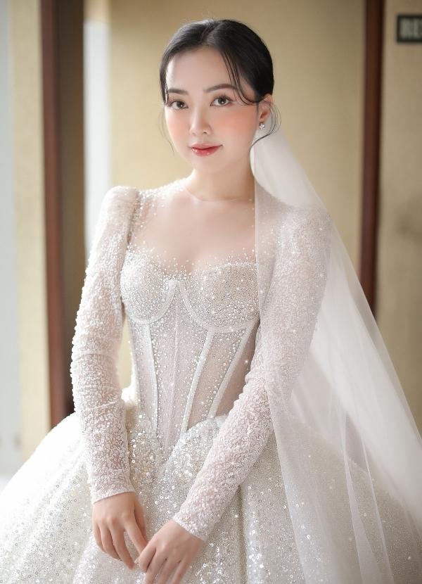 Cận 2 chiếc váy cưới giá gần 1 tỷ của vợ Hà Đức Chinh-5