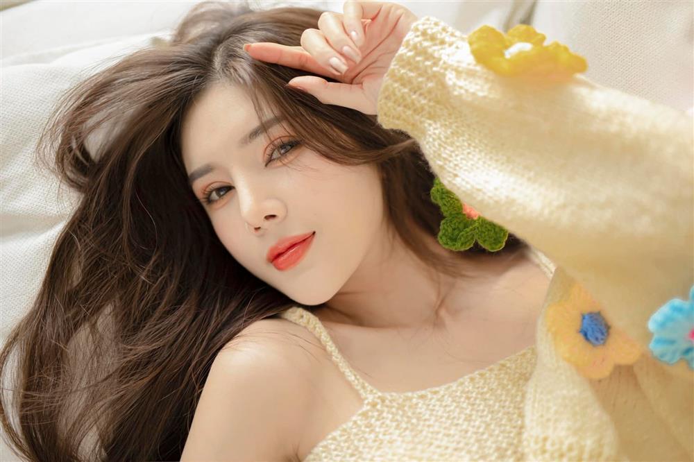 Hot girl đình đám gây sốc với chiếc váy hở hang, lộ cả ngực-4