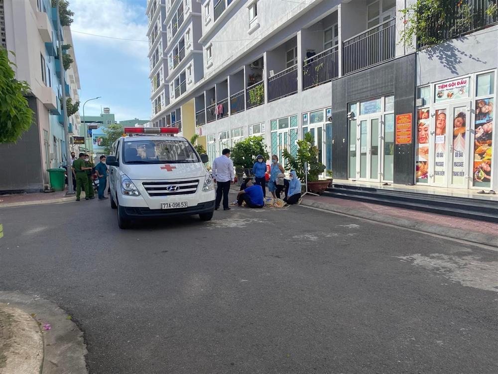 Người phụ nữ bất ngờ nhảy từ tầng 15 chung cư xuống tử vong-1